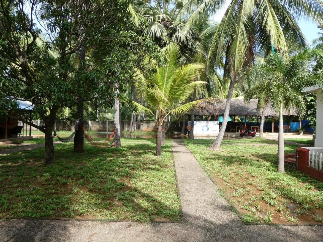 Hostel Lali Beach Villa Trincomalee Exterior photo